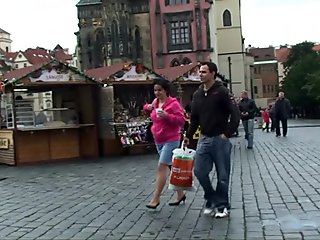 Hij plukt 70 jaar oudere bruinharige opoe van de straat