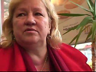 Enorme oude oma zuigt en berijdt jonge pik